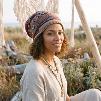 Farverig dame boho-hue båret af en model