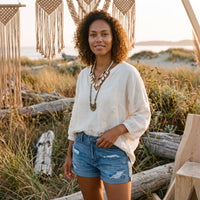 Verwaschene blaue Destroyed-Denim Boho Shorts, von einem Model getragen