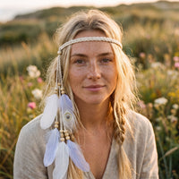 Smilende model med boho pandebåndet med fjer bundet over panden