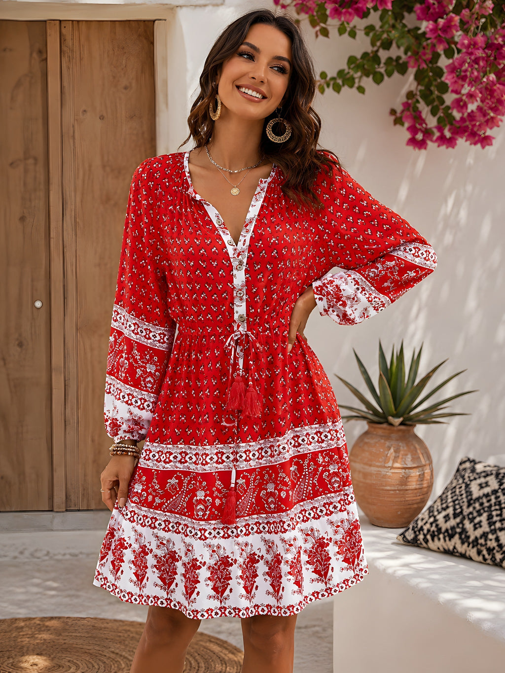 Smilende model iført den røde blomstrede korte boho kjole