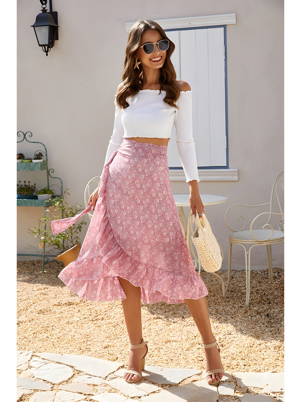 Lyserød blomstret wrap-midinederdel båret med en hvid crop top