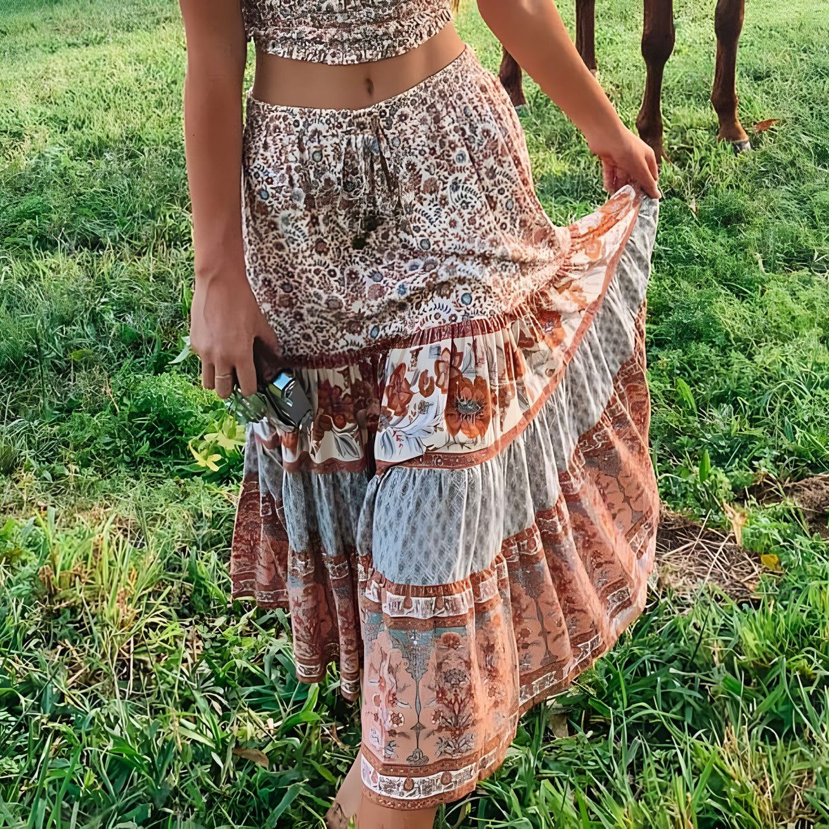 Terracotta blomstret boho midinederdel båret udendørs