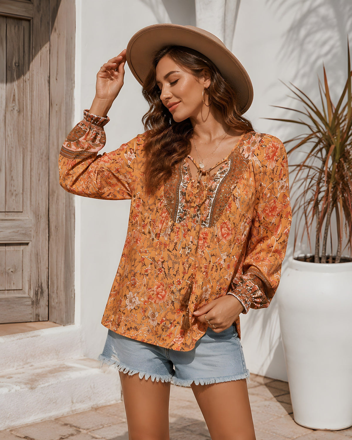 Oranje hippie blouse met bloemen, gedragen met korte spijkerbroek