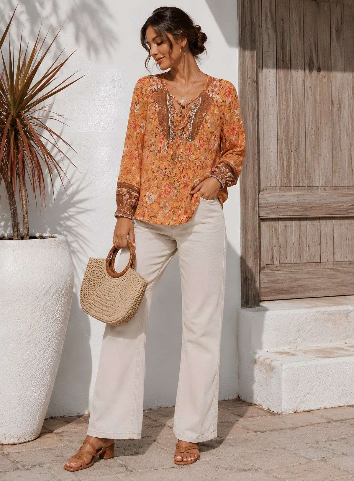 Oranje boho blouse met bloemen, gedragen met een wijde witte broek