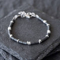 Silberfarbenes Boho Armband mit klarem, minimalistischem Look