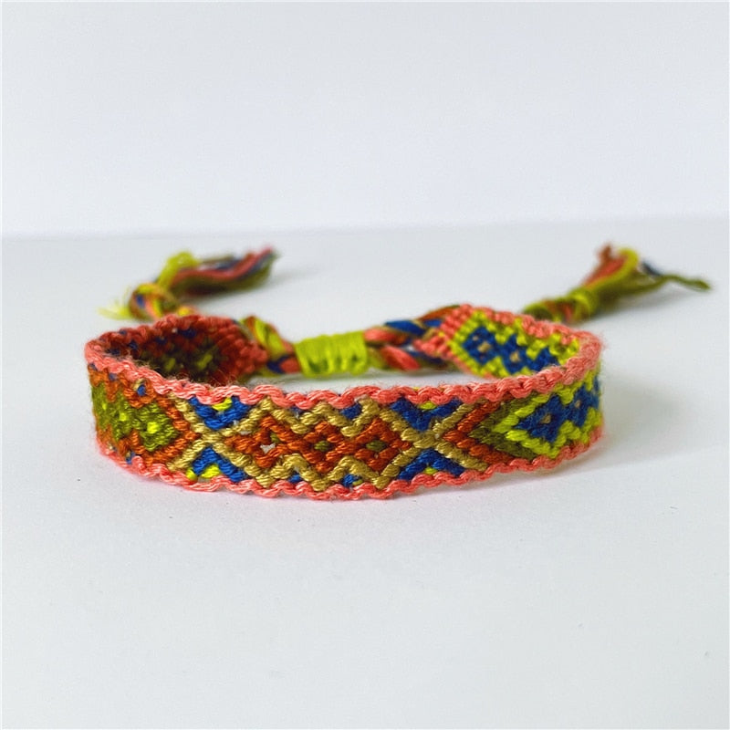 Boho rannekoru saatavilla viidessä eri värissä
