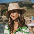 Boho hat til kvinder i en dristig farve til boho-looks