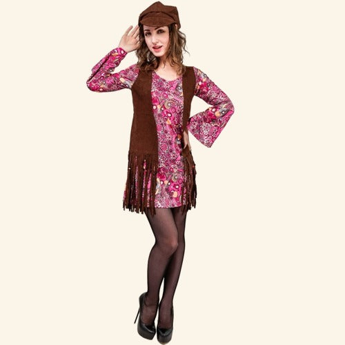 Vestido de estampado psicodélico rosa con chaleco marrón de flecos y sombrero