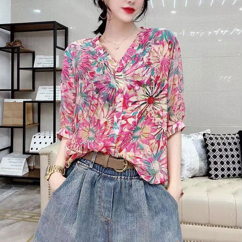 Fine floral blouse with boat neck and loose fit