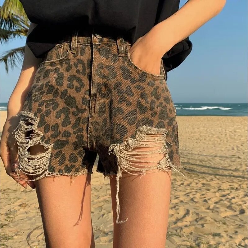Leopard print boho shorts with a fitted cut