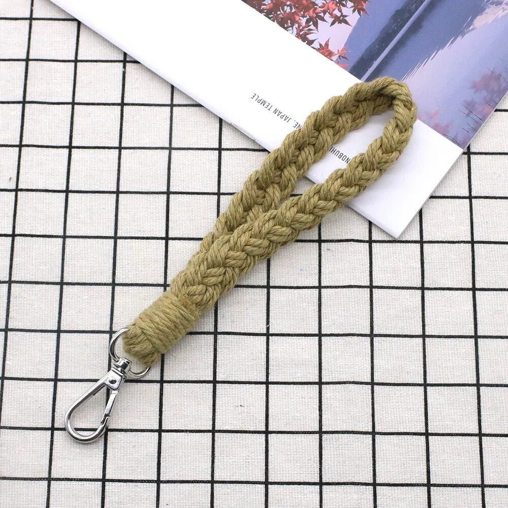 Llavero de macramé boho presentado desde otro ángulo