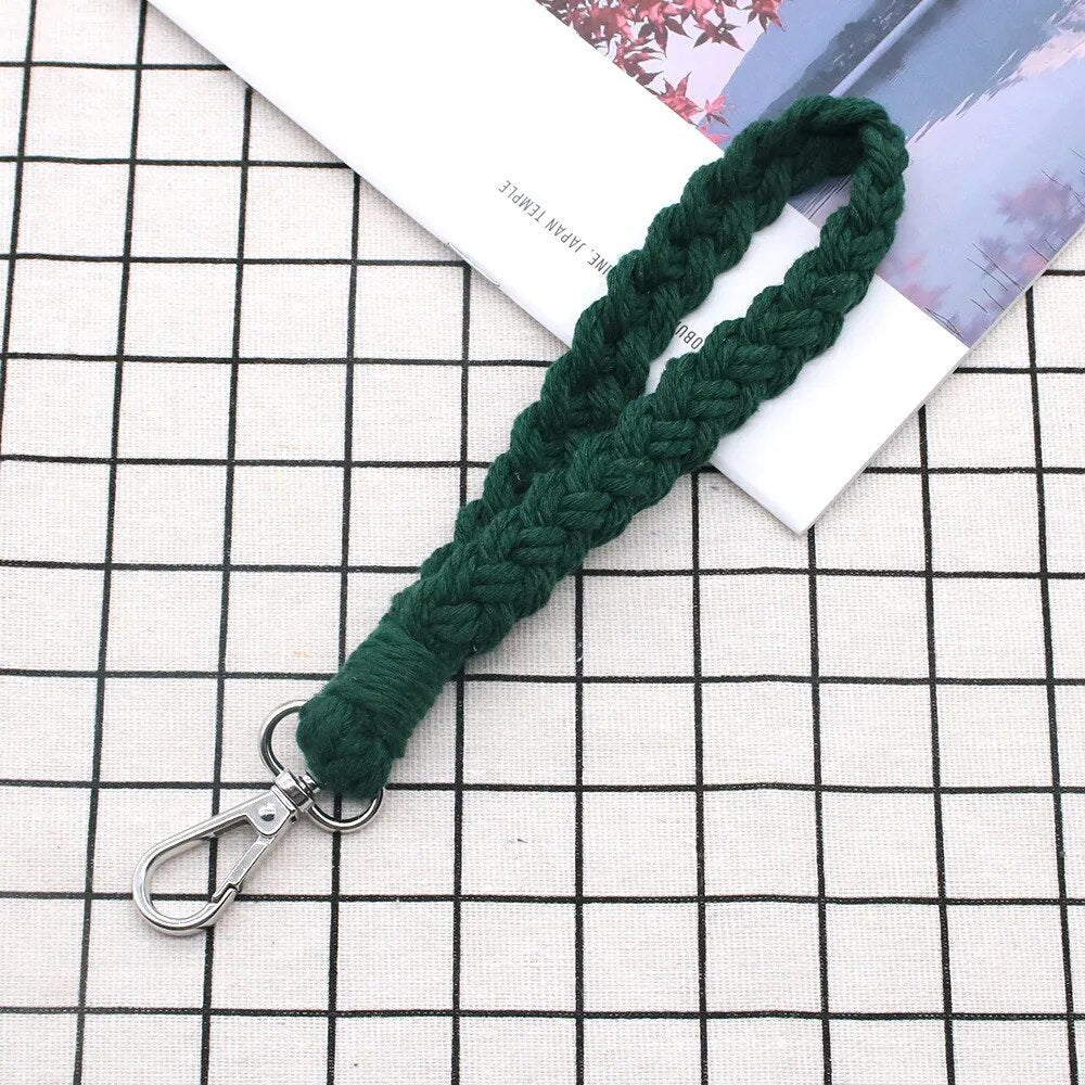 Llavero de macramé terminado del kit para hacerlo tú misma