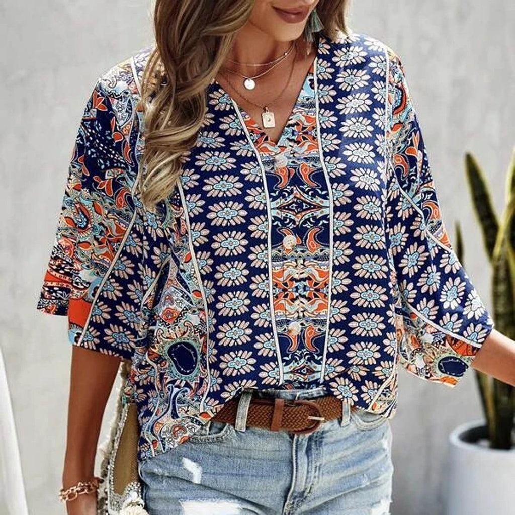 Blusa paisley azul marino combinada con vaqueros y un bolso de paja