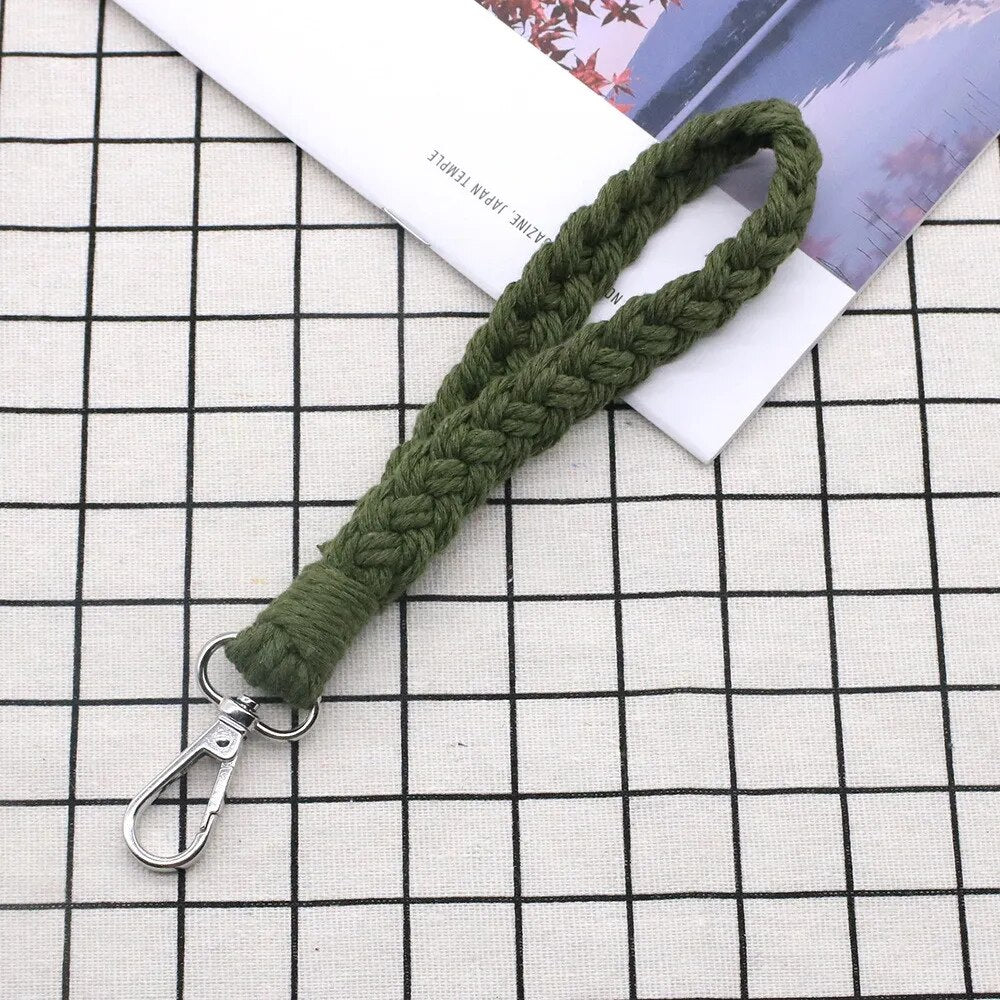 Llavero de macramé hecho con el kit de manualidades
