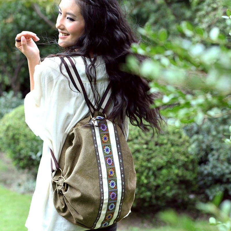 Olivgrüne Canvas-Tasche mit bunter bestickter Blumenborte