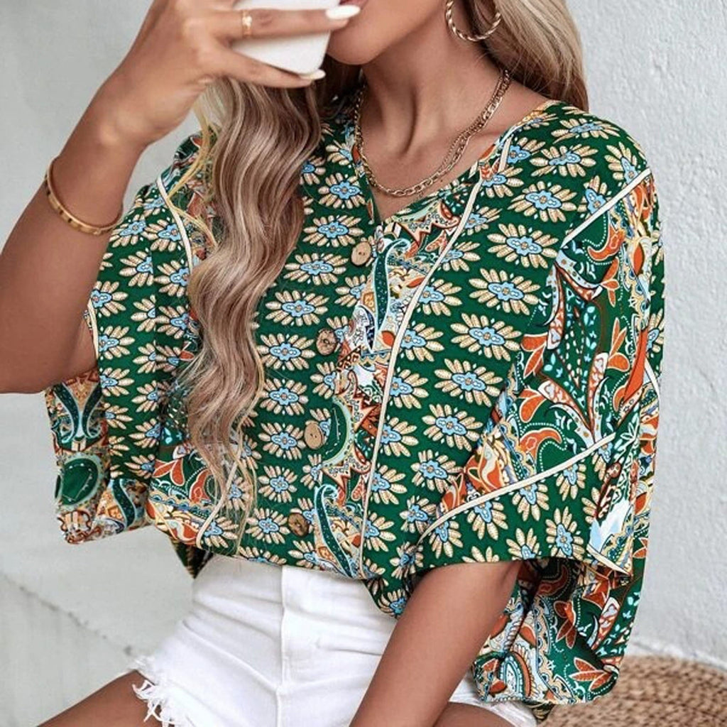Blusa floral verde bosque con escote en V botonado y shorts blancos