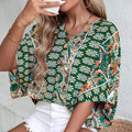 Blusa floral verde bosque con escote en V botonado y shorts blancos
