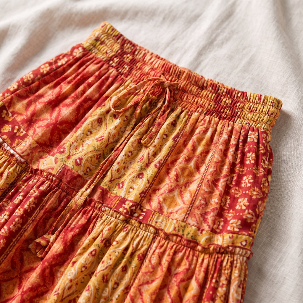 Detail van de gesmockte taille en de volants met patchwork