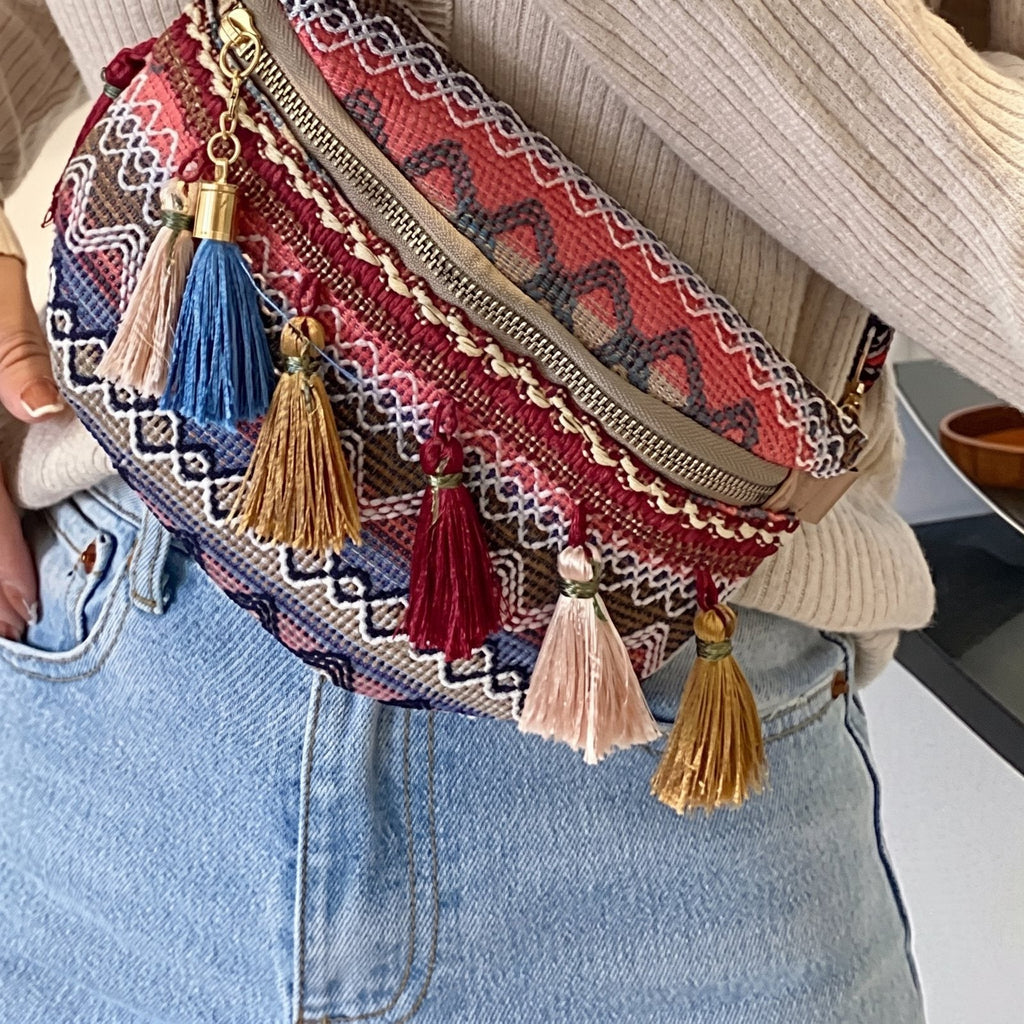 Nahaufnahme des Jacquard-Gewebes und der Bommel an der Bauchtasche