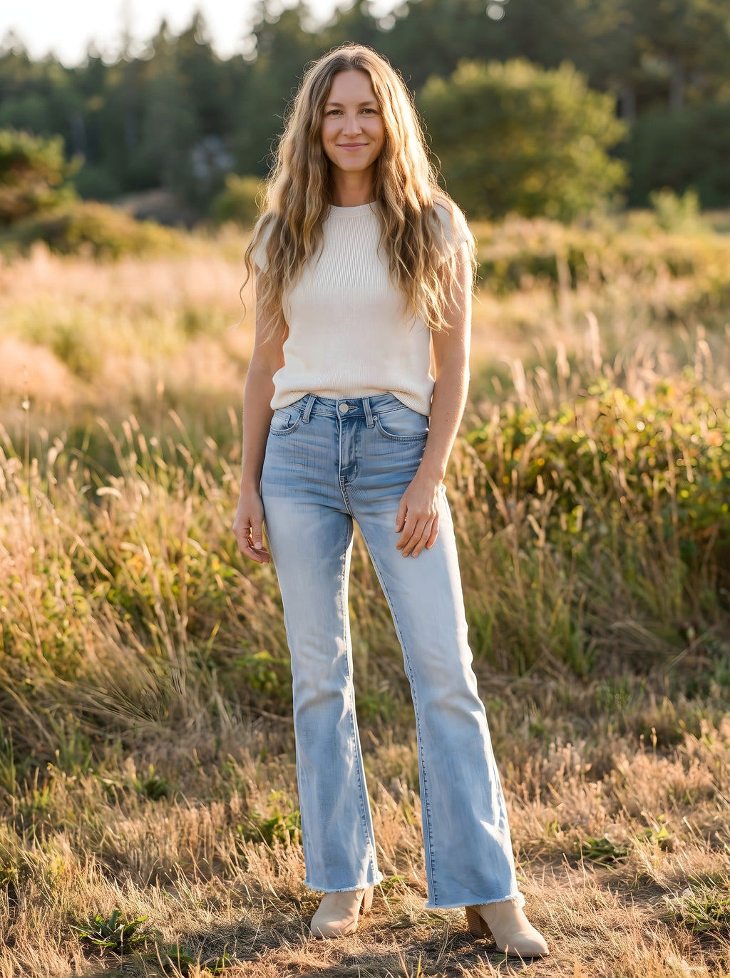 Schlaghose – Hellblaue Jeans, ausgefranster Saum