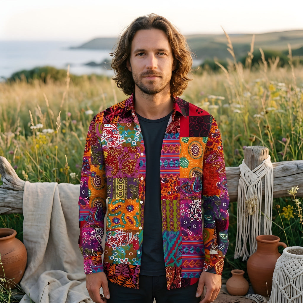 Mand iført den flerfarvede patchwork boho skjorte åben over en t-shirt