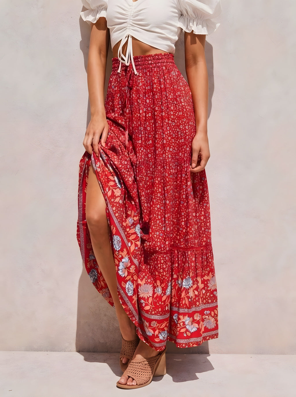 Falda larga roja floral llevada con el bajo levantado con la mano