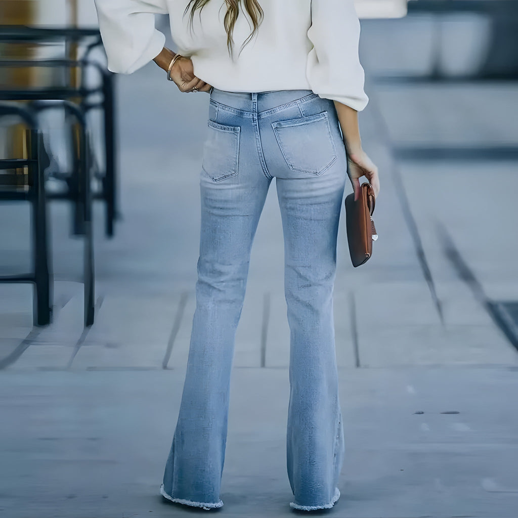 Schlaghose – Hellblaue Jeans, ausgefranster Saum