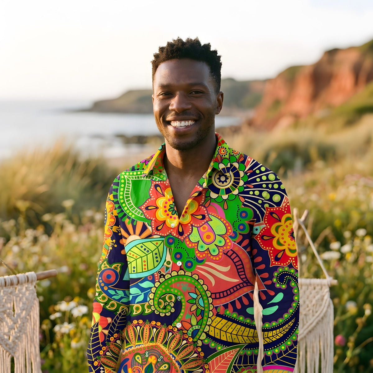 Smilende model iført herre boho-skjorten med mandala og blomster