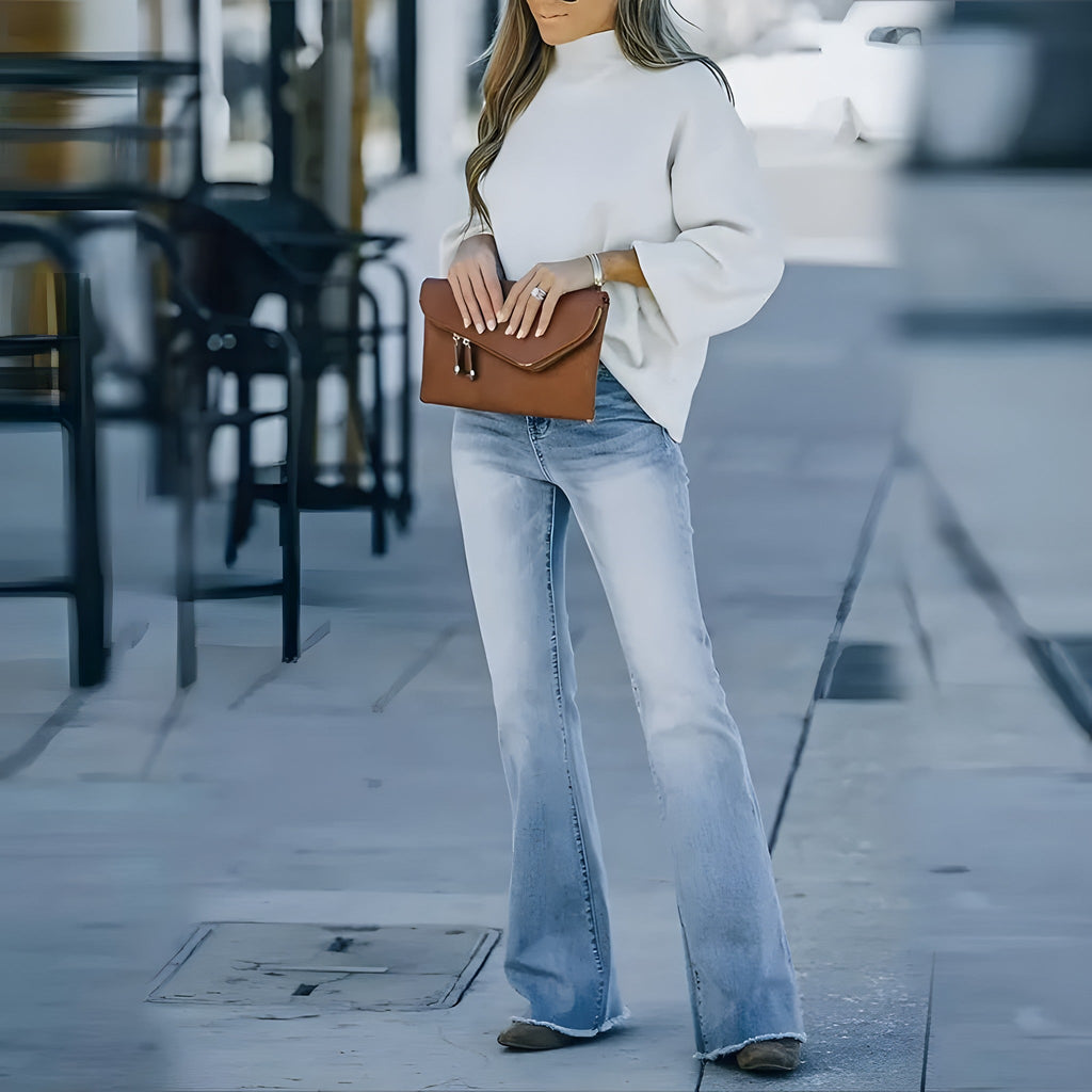 Schlaghose – Hellblaue Jeans, ausgefranster Saum