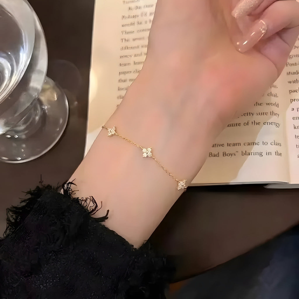 Schitterende boho armband met klavertjes en zirkonia