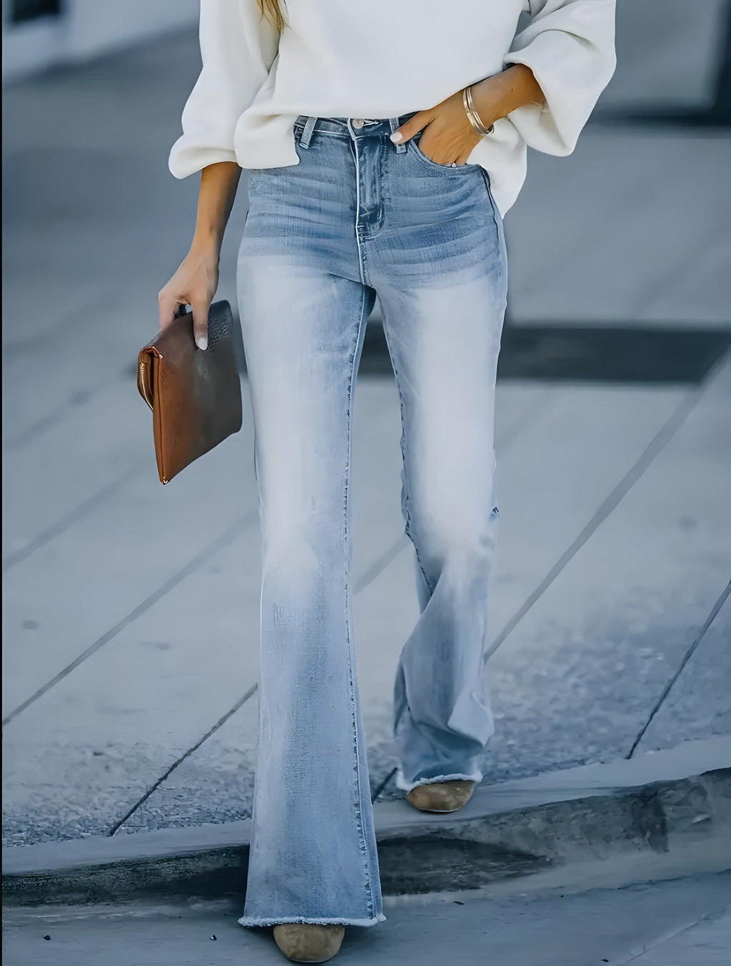 Schlaghose – Hellblaue Jeans, ausgefranster Saum