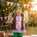 Hymyilevä pikkupoika lasten hippiasussa