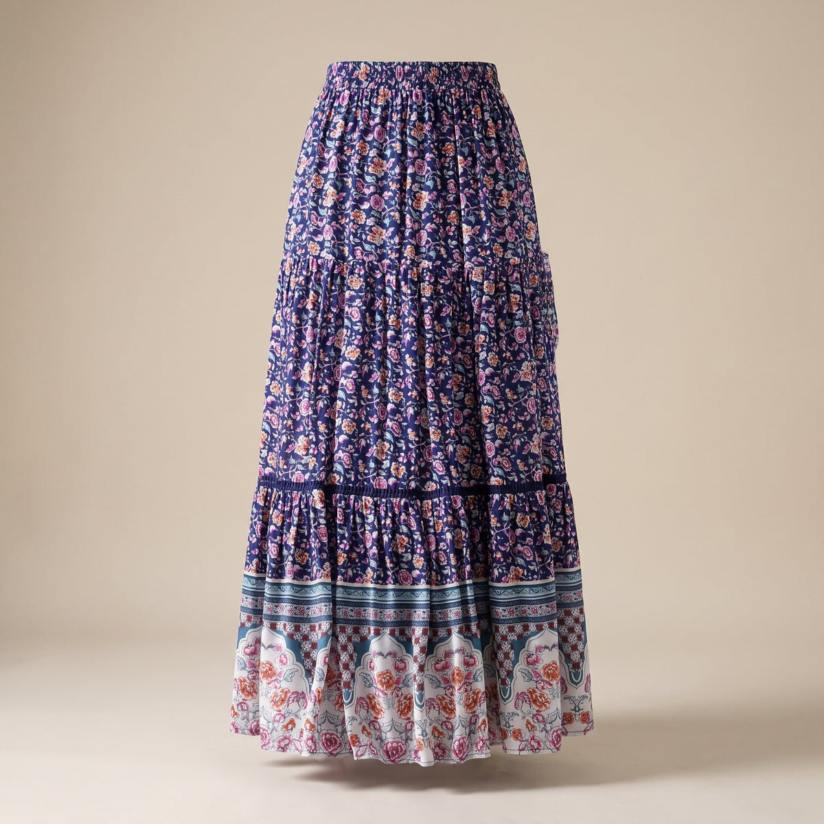 Lang blomstret boho nederdel på usynlig mannequin, cremefarvet baggrund