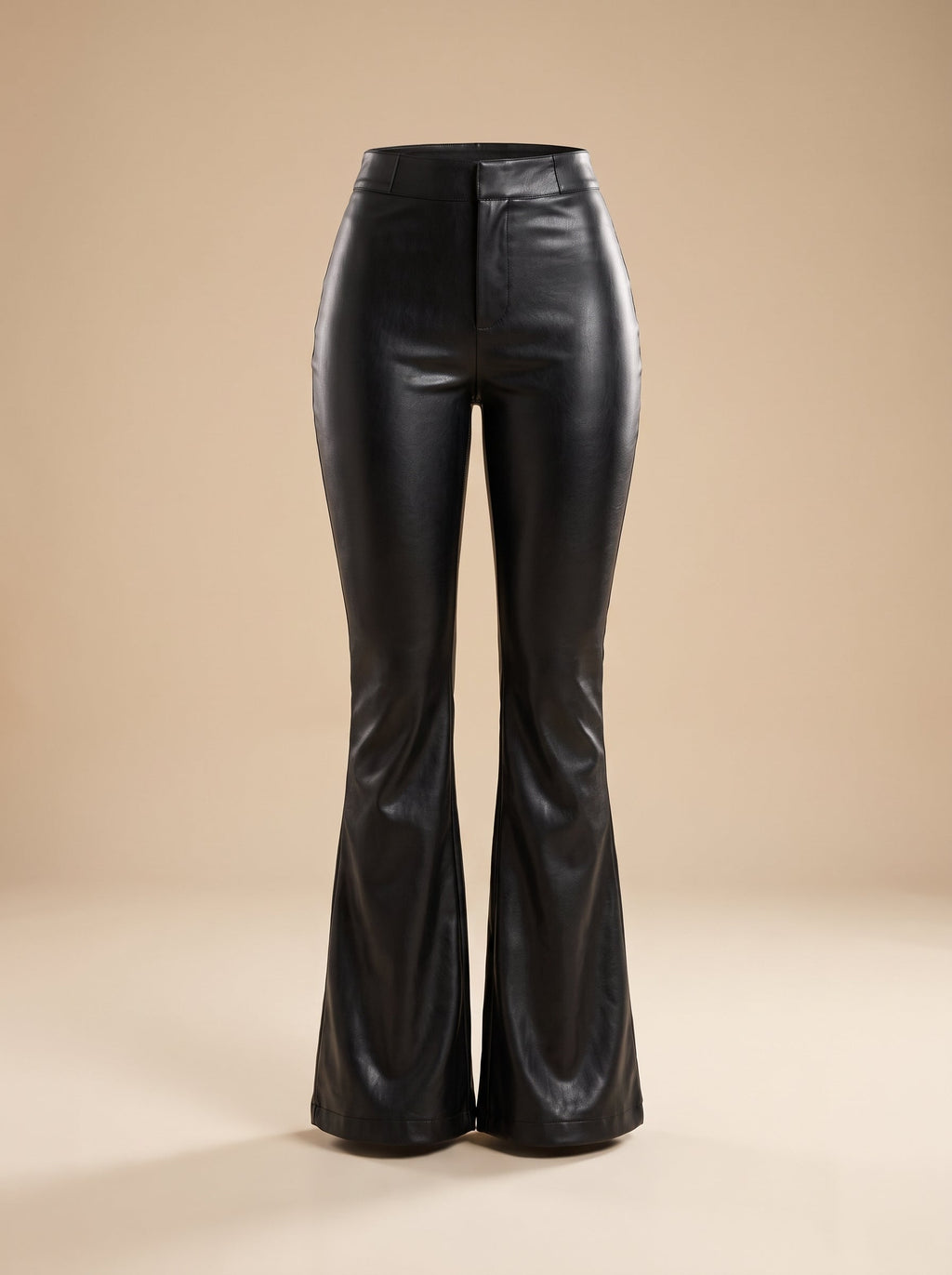 Pantalones acampanados de polipiel en maniquí fantasma
