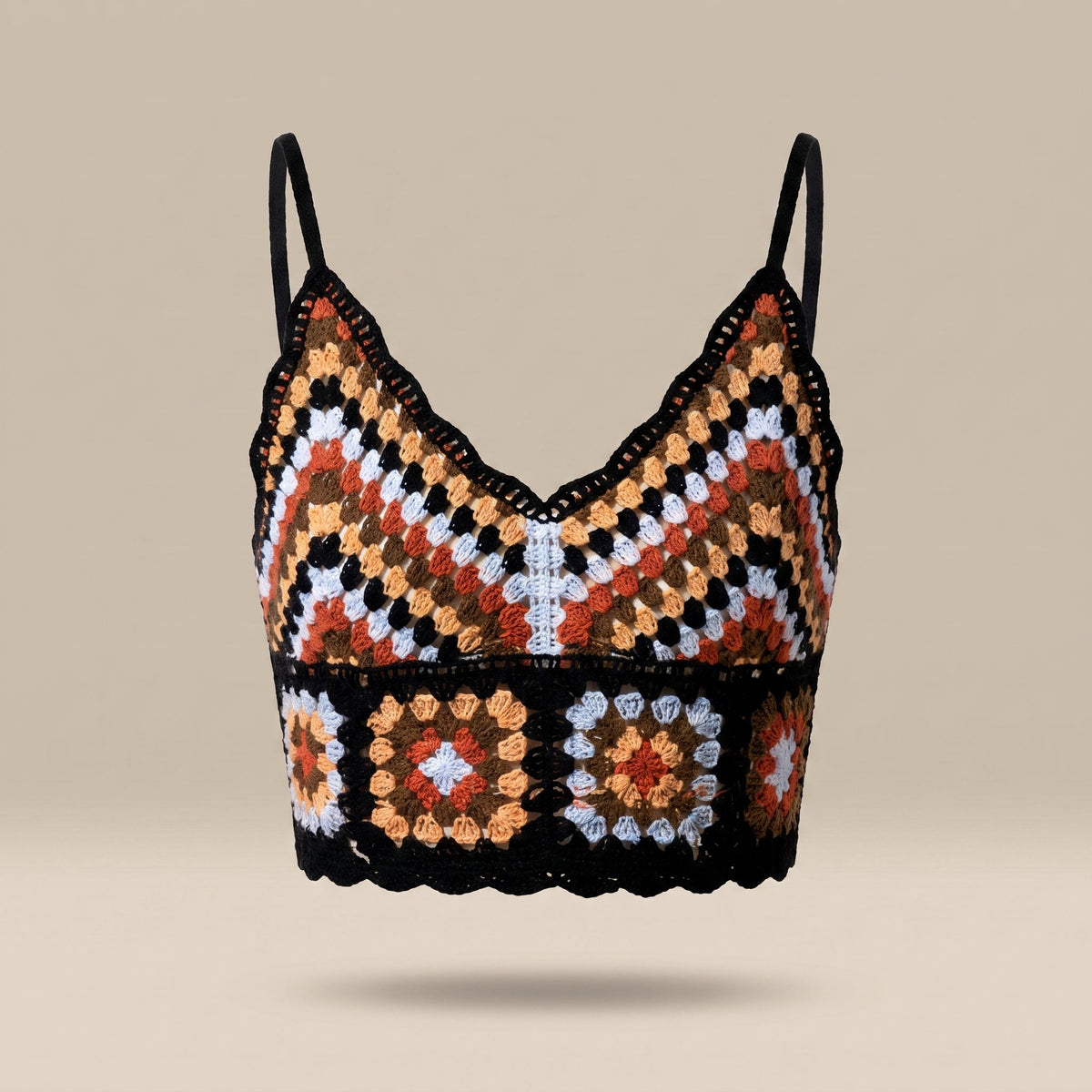 Brassière au crochet noire à chevrons et carrés granny, vue de face sur fond écru