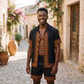 Smilende model iført boho skjorte- og shortssættet til mænd