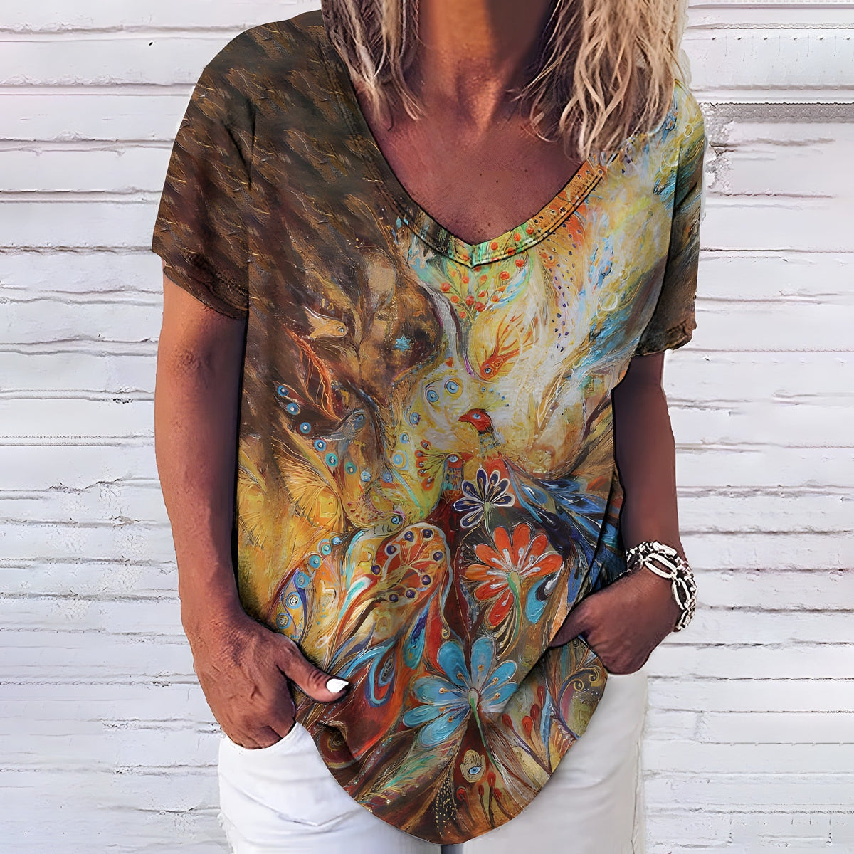 Bruin T-shirt met V-hals en geschilderde pauw- en bloemenprint, gedragen