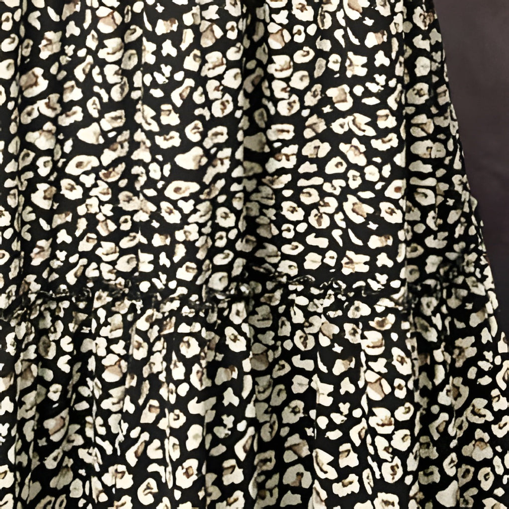 Close-up van de beige en crème luipaardprint op zwart