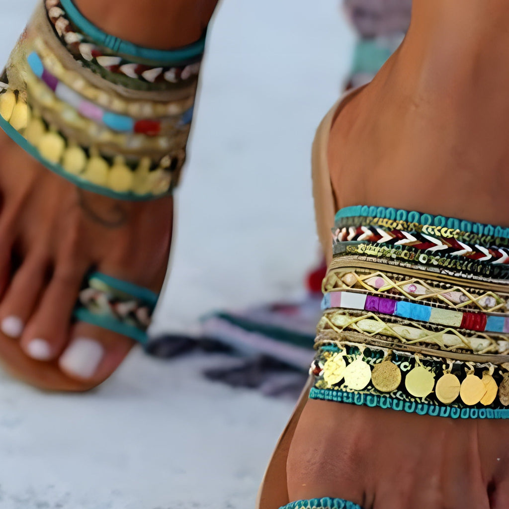 Close-up van het handgemaakte kralenwerk, gouden pailletten en turquoise vlechtwerk