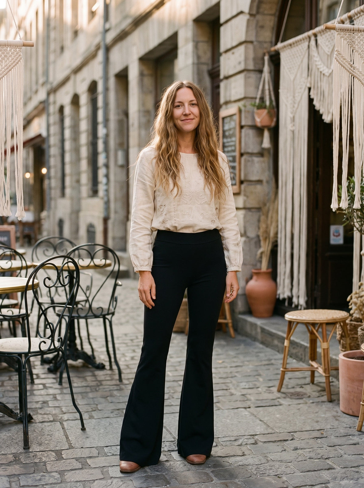 Boho Model trägt die Schlaghose in urbaner Umgebung