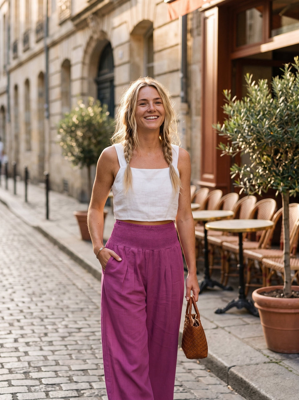 Modelo boho con pantalones acampanados jogger en la ciudad