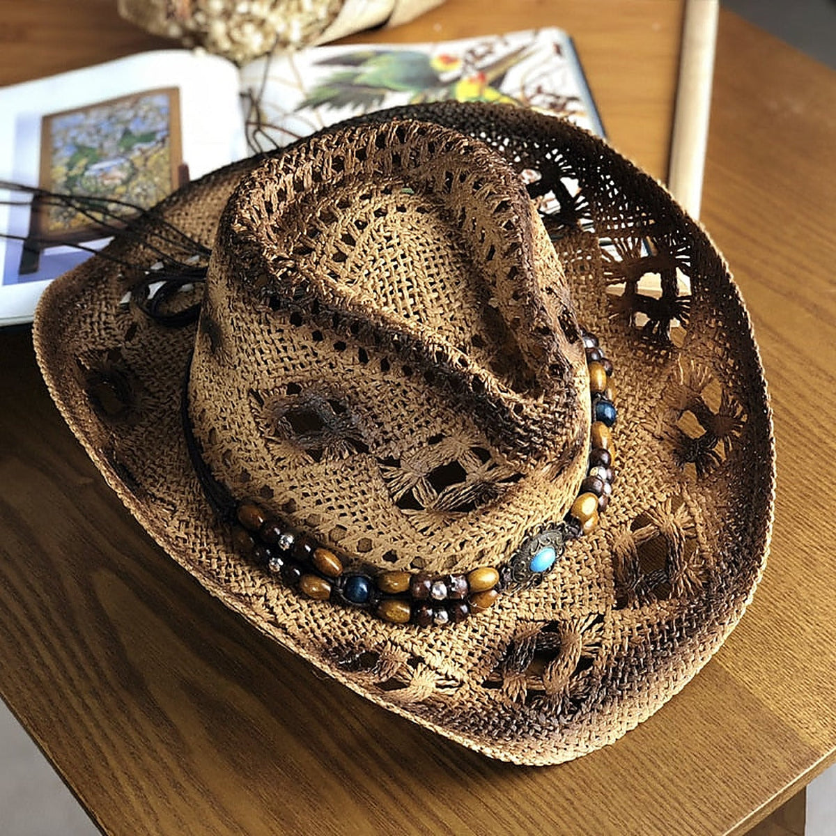 Mørkebrun stråhat med træperler og turkis i western boho-stil