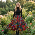 Blomstret boho maxinederdel til vinter båret med sort sweater og ankelstøvler
