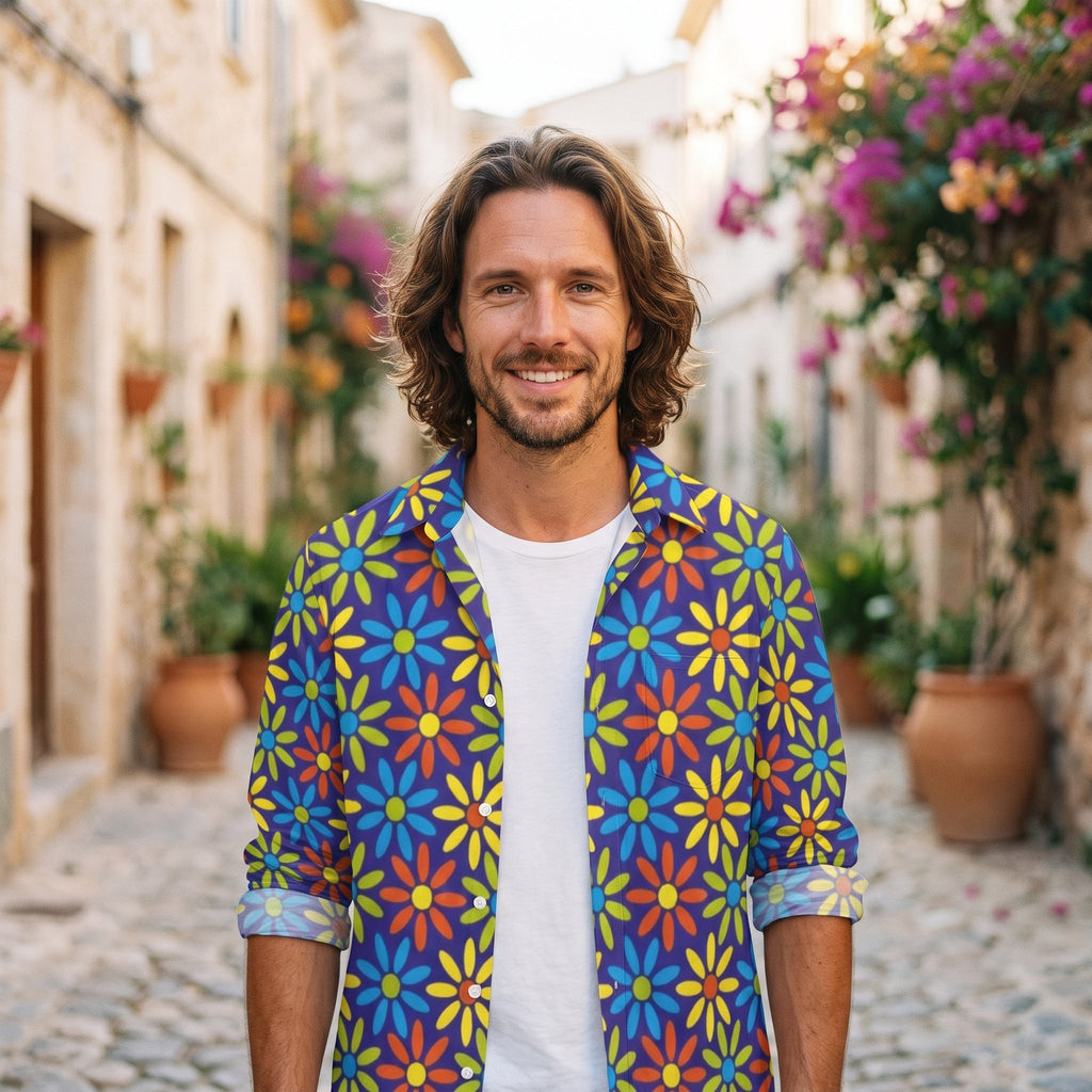 Smilende mand iført blå boho skjorte med retro margeritprint udendørs