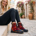 Smilende kvinde siddende i en gyde iført patchwork boho-støvletter