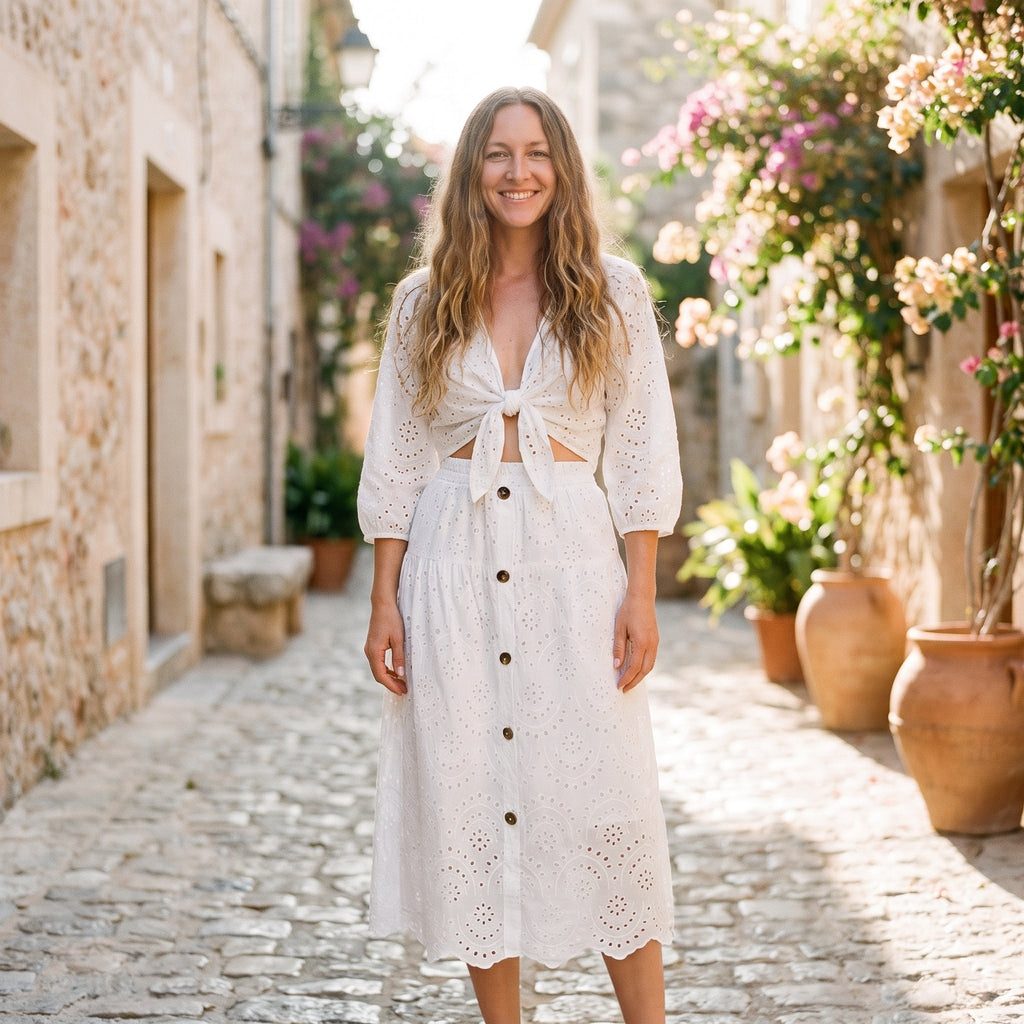 Hvid boho midinederdel i hulbroderi båret af en smilende model