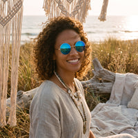 Runde Vintage Hippie Sonnenbrille, von einem Model getragen