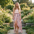 Smilende model iført boho wrap-nederdelen med aztekisk print