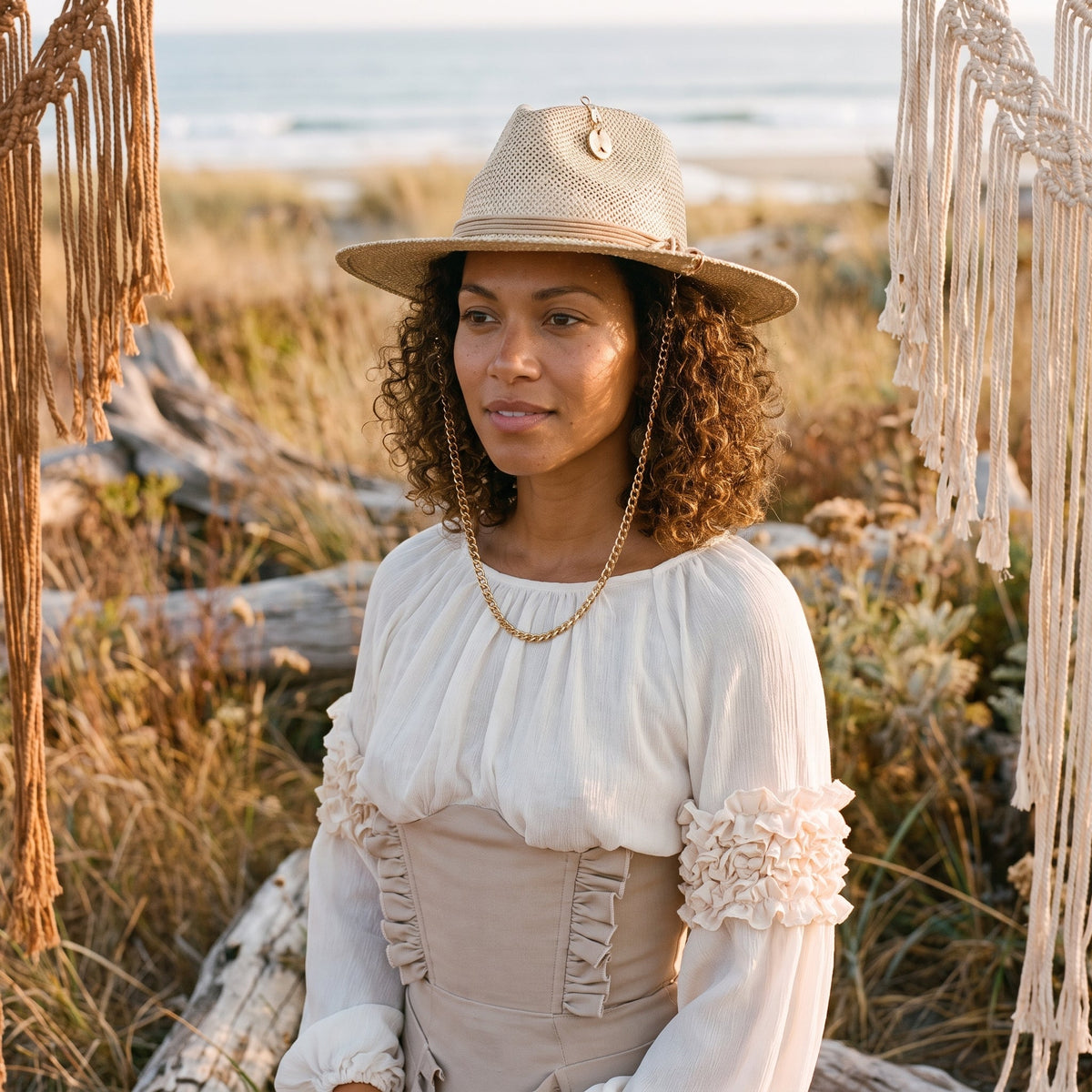 Model iført boho fedora hatten i strå med guldkæde