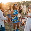 Model iført den blå retro hippie kostumekjole og pandebånd
